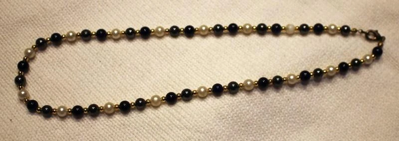 #Collier vintage de 47 cm en perles nacrées, noires et boules dorées
